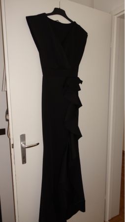 Abendkleid schwarz mit Rüschen Grösse S neuwertig
