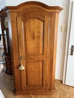 Antiker Nussbaumschrank
