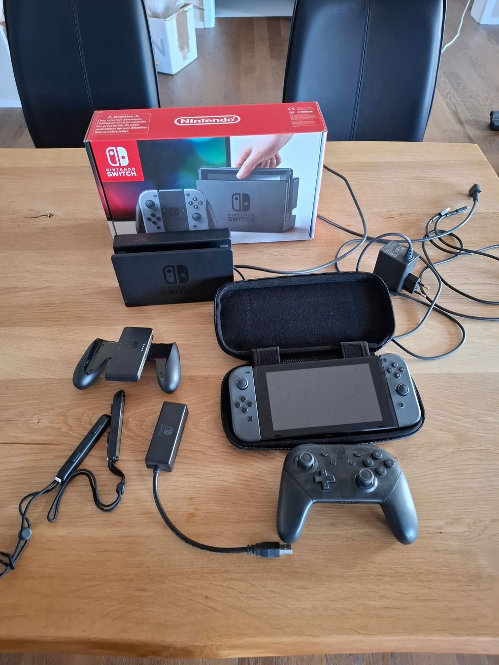 Nintendo Console: Nintendo Switch Konsole HAC-001 Bundle + Pro Controller – Usato da Aesch LU venduto da Koroyosh8