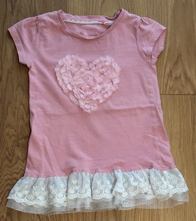 Shirt mit Herz-Motiv, Grösse 4-5 Jahre