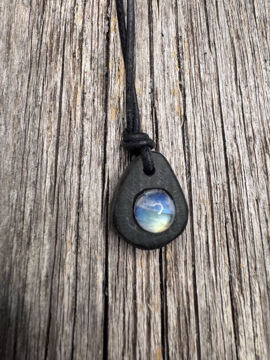 Pendentifs: Moondstein in Mooreiche  – Neuf avec emballage d'origine à Amden par Energiearbeit.Laib