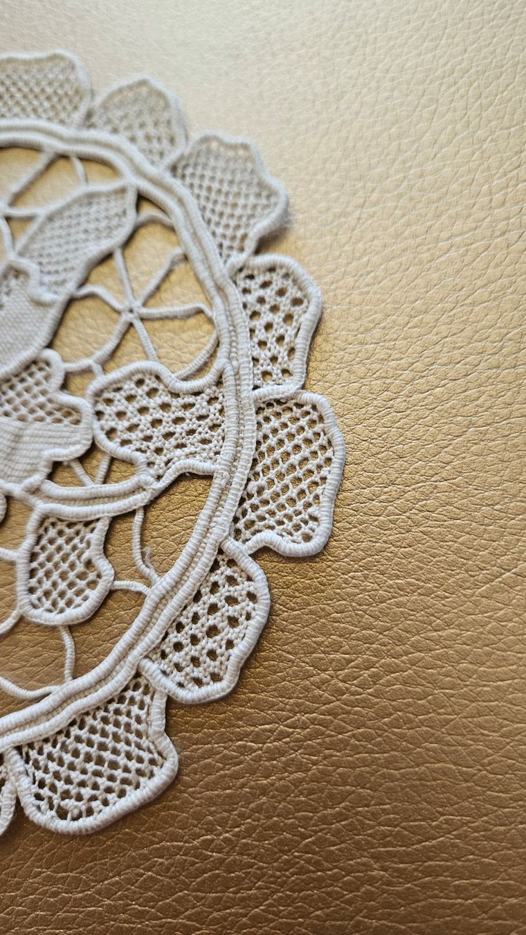 Altra biancheria da tavola: Spitzendeckchen Spitzendeckeli D13 cm Deckeli Hellbbeige – Usato da Gossau ZH venduto da LeoniesDeko 3