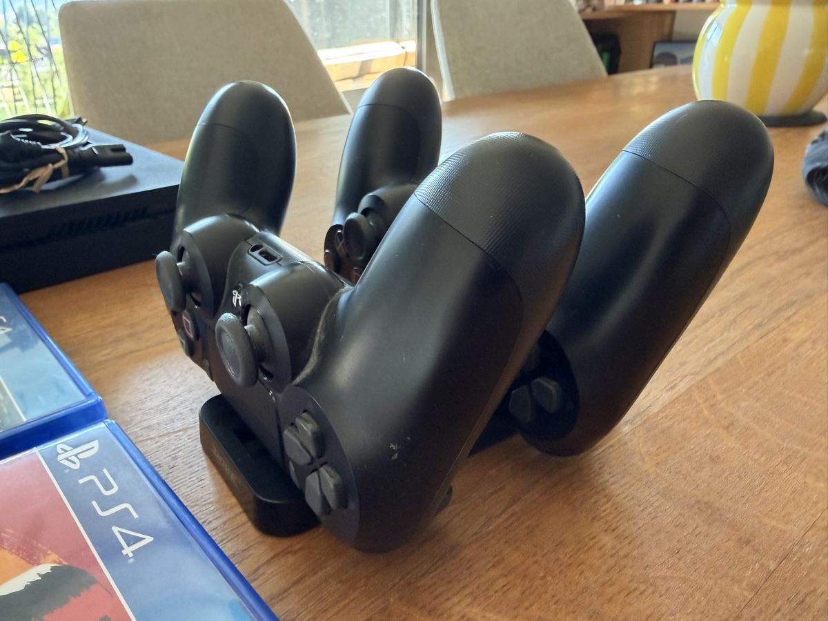 Sony Console: Ps4 inkl. 2 Controller und Spiele – Usato da Weesen venduto da MagStuckiMollis 2