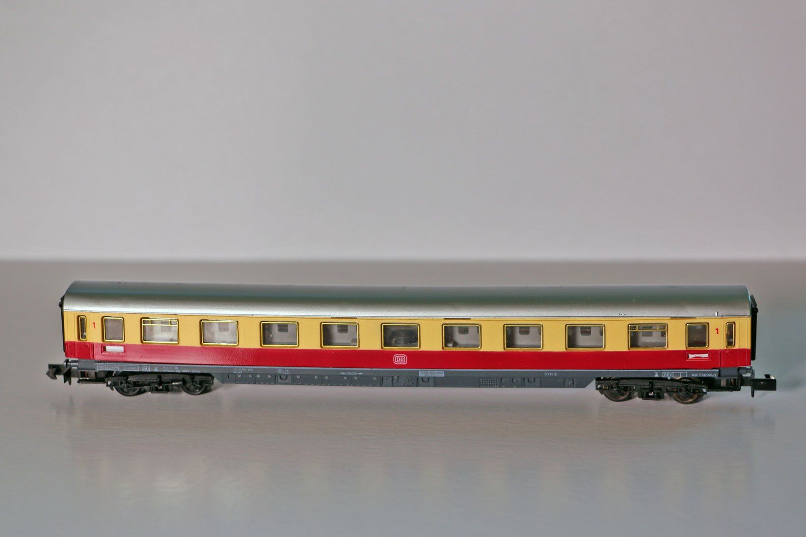 Arnold Modelleisenbahnen: Abteilwagen 1. Klasse, rot-beige (Referenz-Nr. A) – Gebraucht aus Aesch BL von diopter 1
