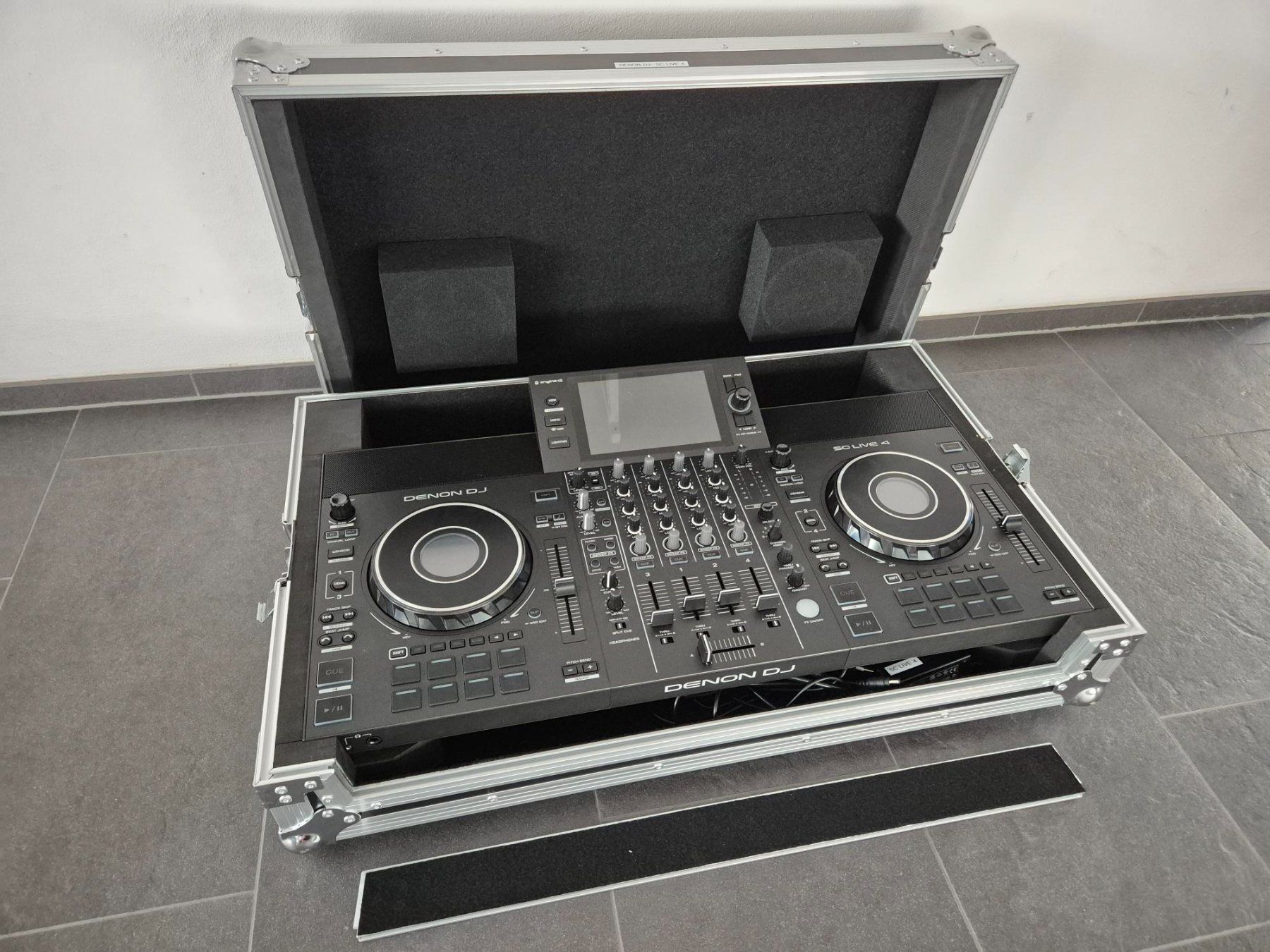 Denon Console di mixaggio: Denon DJ SC Live 4 Controller streamingfähig Set – Usato da Kehrsatz venduto da Bari81 1