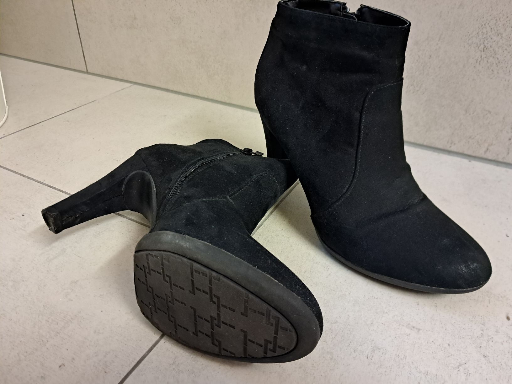 Scarpe da donna: schwarze Stiefelette aus Samt Gr. 40 – Usato da Weinfelden venduto da Da-ryn01 1
