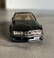 Voiture miniature BMW noire 635 csi / 1/43