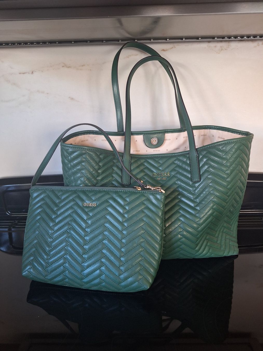 Guess Borse da donna: Guess Vikky Shopper – Usato da Grenchen venduto da Schoggijoghurt