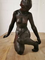 Bronzfiguren. Kniender weiblicher. Akt