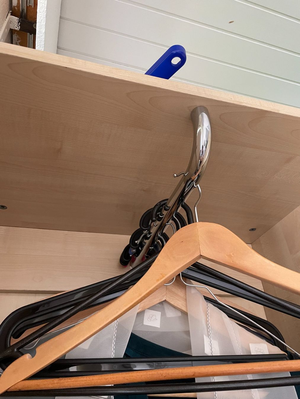 Armadi: Kleiderschrank hell, 2-türig, mit Kleiderstange – Usato da Zürich venduto da con_pz52 1