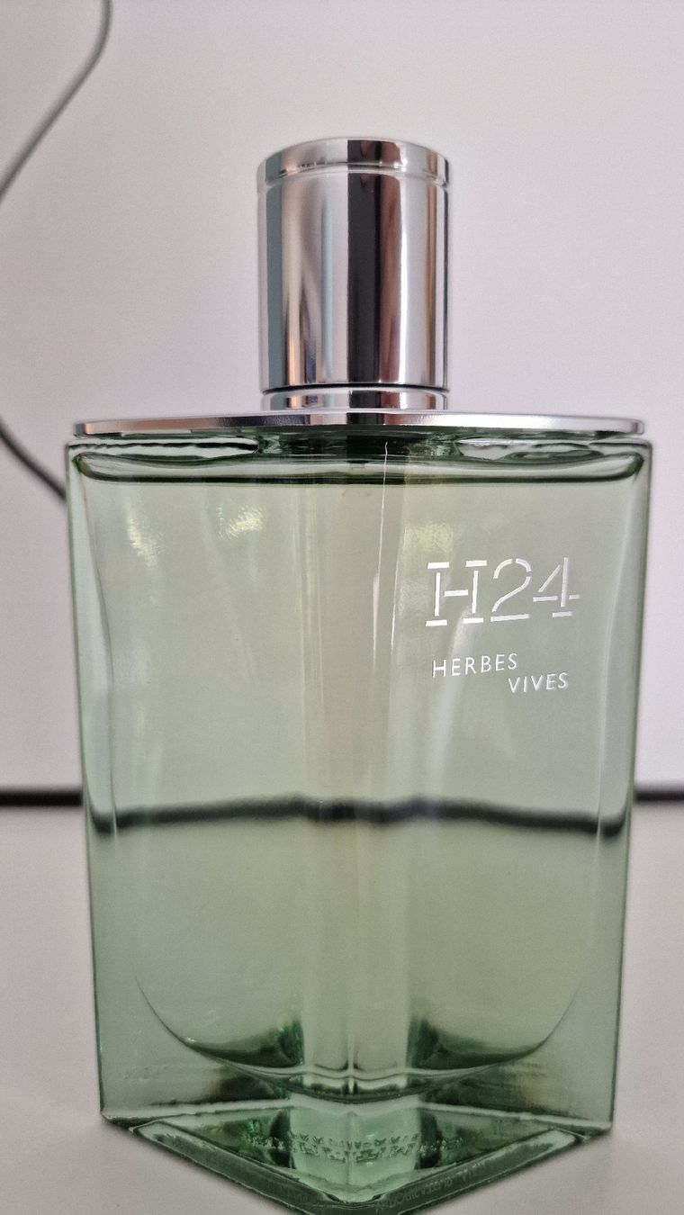 Hermès Profumi & Eau de Toilette: Hermès H24 Herbes Vives Eau de Parfum 100 ml – Usato da Bassersdorf venduto da Al-EnStore