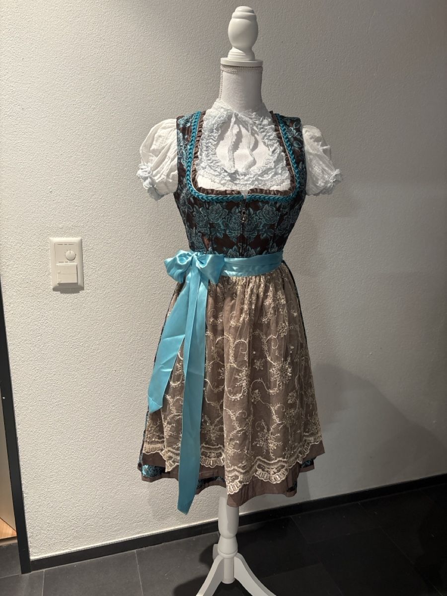 Robes: Spezielles Dirndl mit Bluse – D'occasion à Wiesendangen par Powersandra03