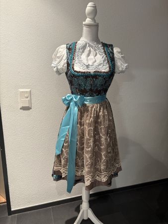 Spezielles Dirndl mit Bluse
