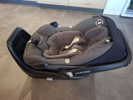Maxi-Cosi Babyschale Pebble Plus mit Neugeborenen-Einsatz