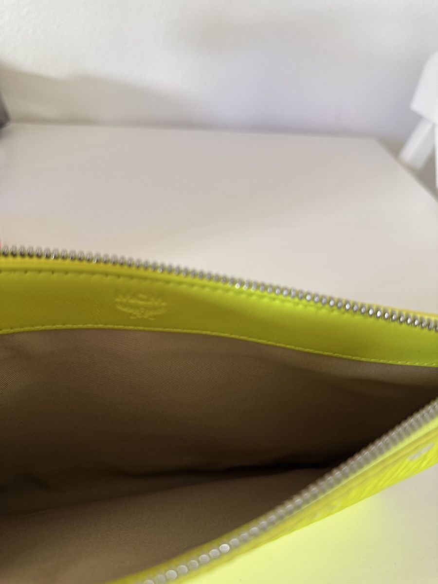 Mcm Borse da donna: MCM Flo Shopper Hologram Medium Neon Pink – Usato da Oberglatt ZH venduto da jul_nhy7 9