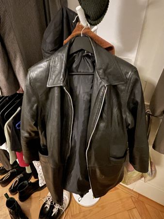 Schwarzer Ledermantel/-jacke