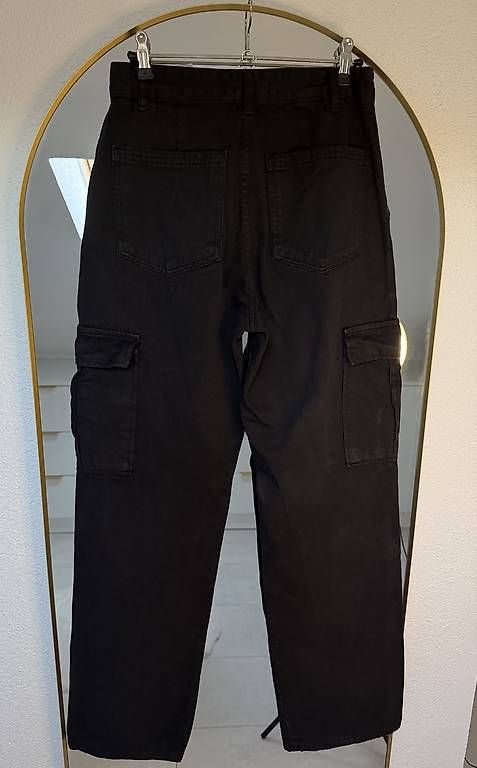 Pantaloni: Schwarze Cargo Hose Damen Gr. 38  – Usato da Rorschach venduto da Tara234 1