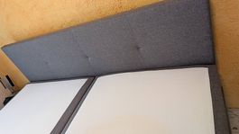 Graues Boxspringbett