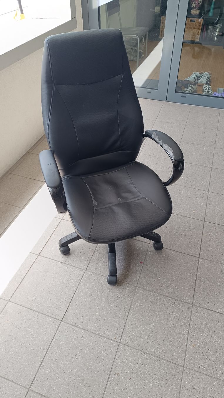 Chaises: Bürostuhl schwarz Kunstleder gebraucht – D'occasion à Zürich par carl_theodor