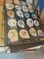 Kaffeerahmdeckel Sammlung in mehreren Ordnern.