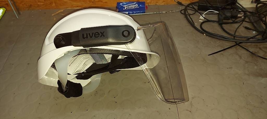 Uvex Protezione per viso e udito: Bauhelm mit Visier – Usato da Fisibach venduto da Lorobin