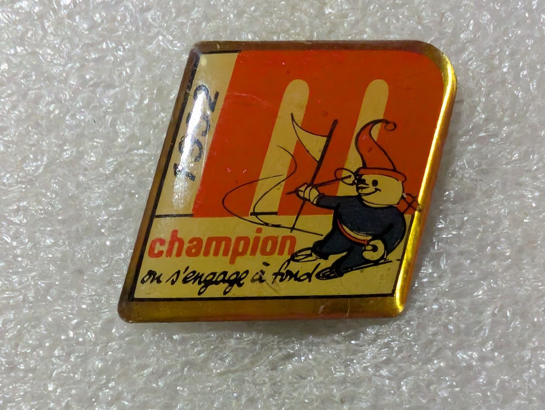Placchette & Badge: Ansteckpin 103: Champion 1992 "m" – Usato da Oppligen venduto da Pin-Fall-Shop