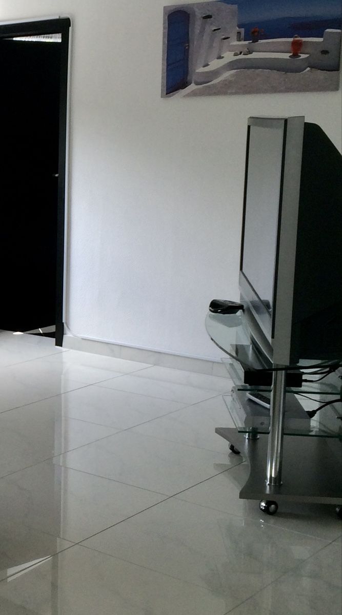 Mobili TV: moderner TV-Rack aus Glas und Metall – Usato da Rüschlikon venduto da sim_sw7t 1