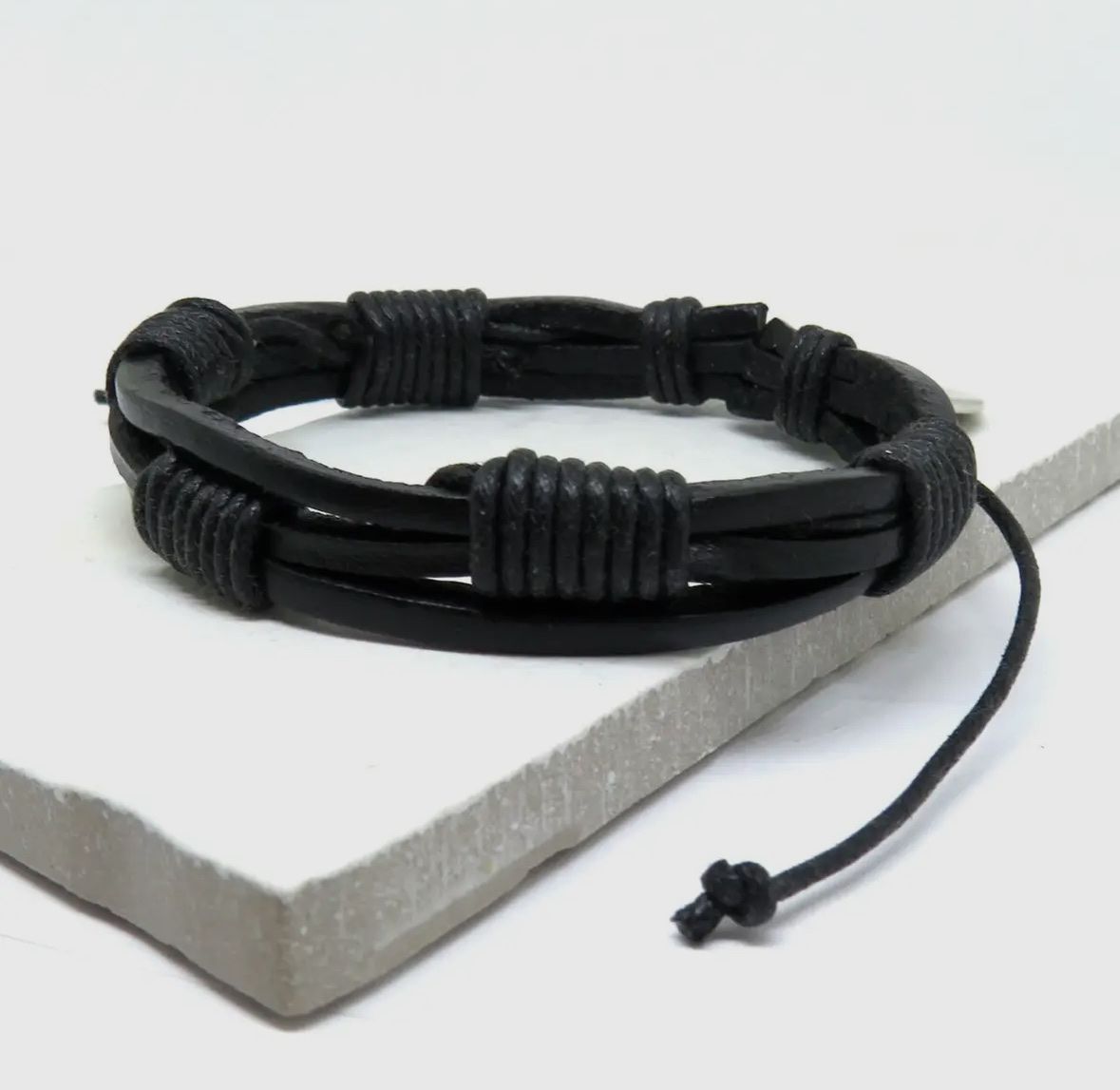 Armbänder & -reifen: Herrenarmband aus schwarzem Leder – Neu und originalverpackt aus Döttingen von Orangeroad