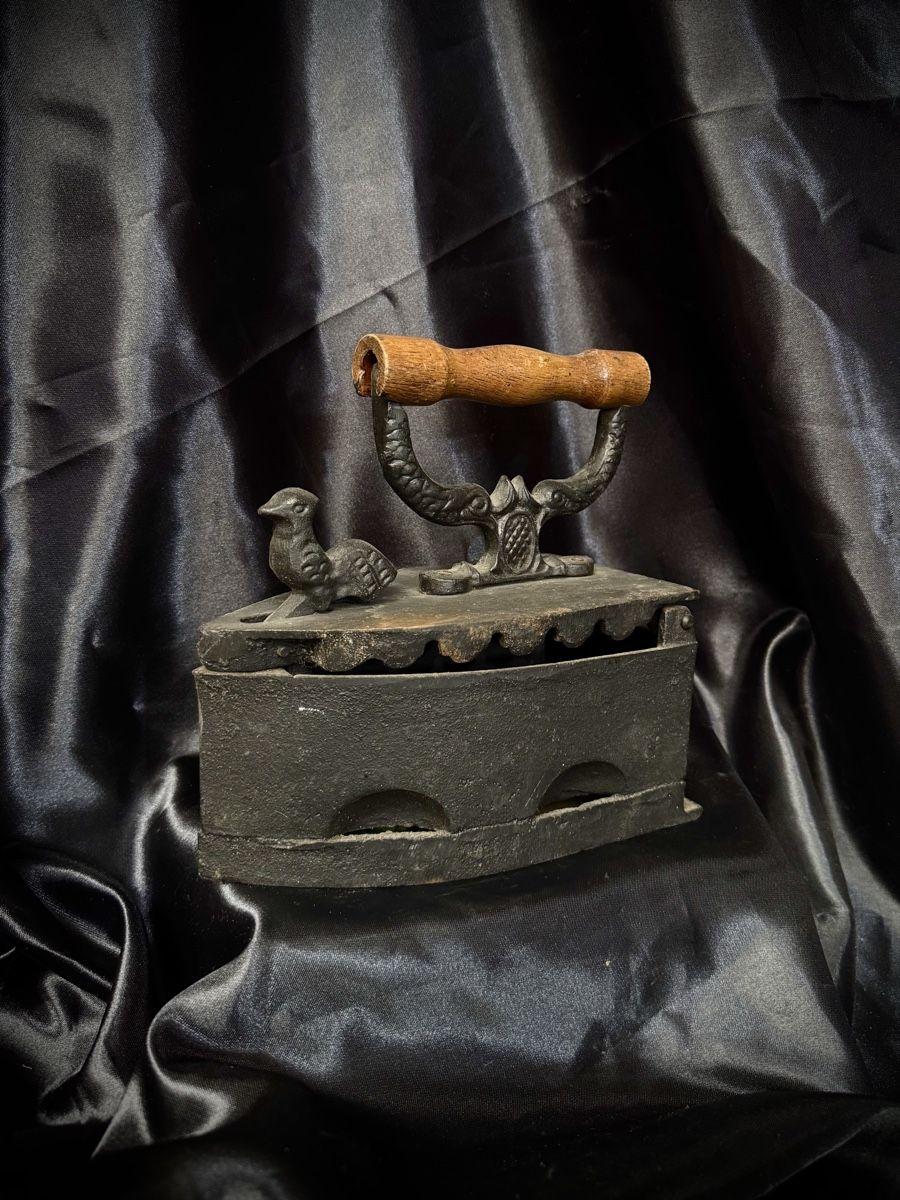Tutte le decorazioni: Antique Cast Iron Flat Iron Bird Design – Usato da Bern venduto da NOKOMETA 1