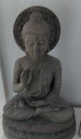 Buddha Figur graues Material gute Form