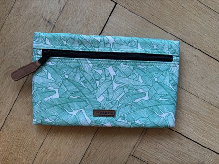 Pochette Cabaja motif feuilles tropicales verte