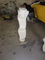 Scultura in pietra bianca stile moderno base granito