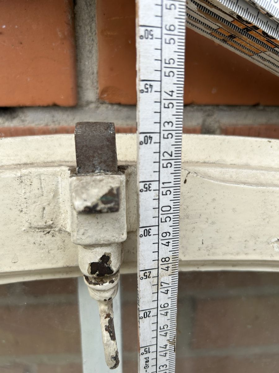 Finestre: Altes Holzfenster mit Rundbogen weiss 50cm breit – Usato da Gwatt (Thun) venduto da ate_6ng8 5