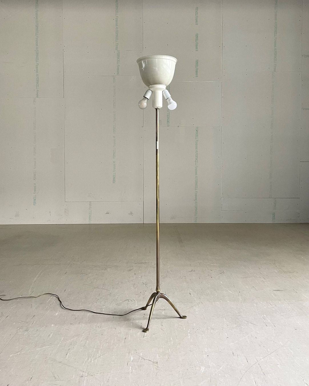 Lampade: Mid Century Ständerlampe aus Messing – Usato da Bern venduto da Modern-Era 2