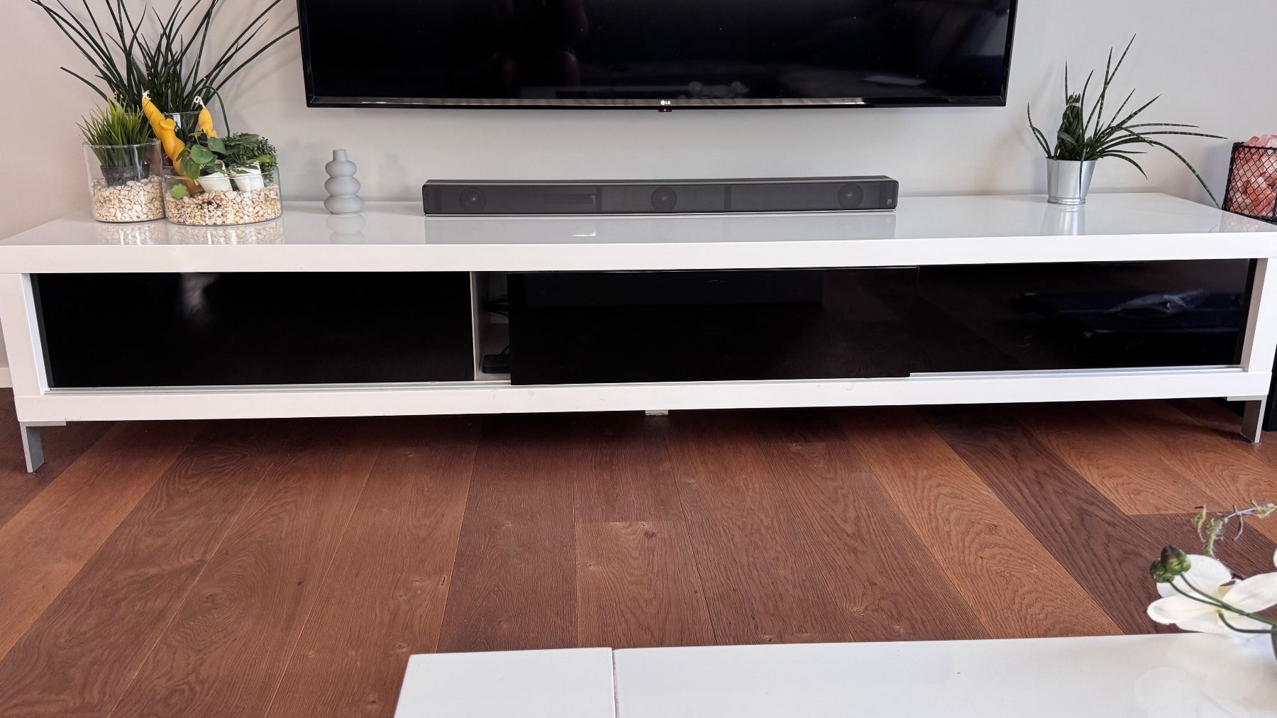 TV Möbel: Weisses TV-Möbel mit schwarzen Schubladen – Gebraucht aus Engelburg von tan_6h9y 1