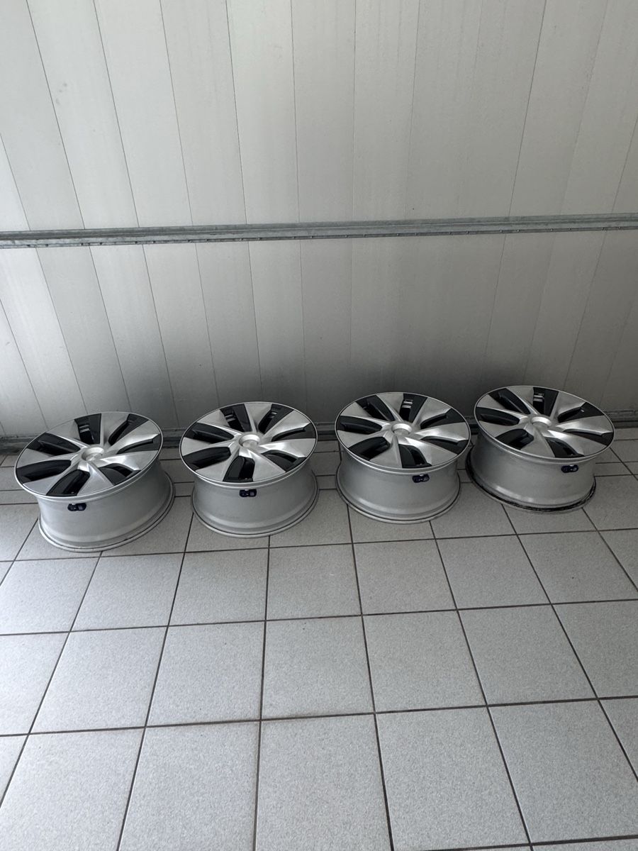 Tesla Jantes: Tesla Model Y felgen 19 – D'occasion à Sennhof par Dual