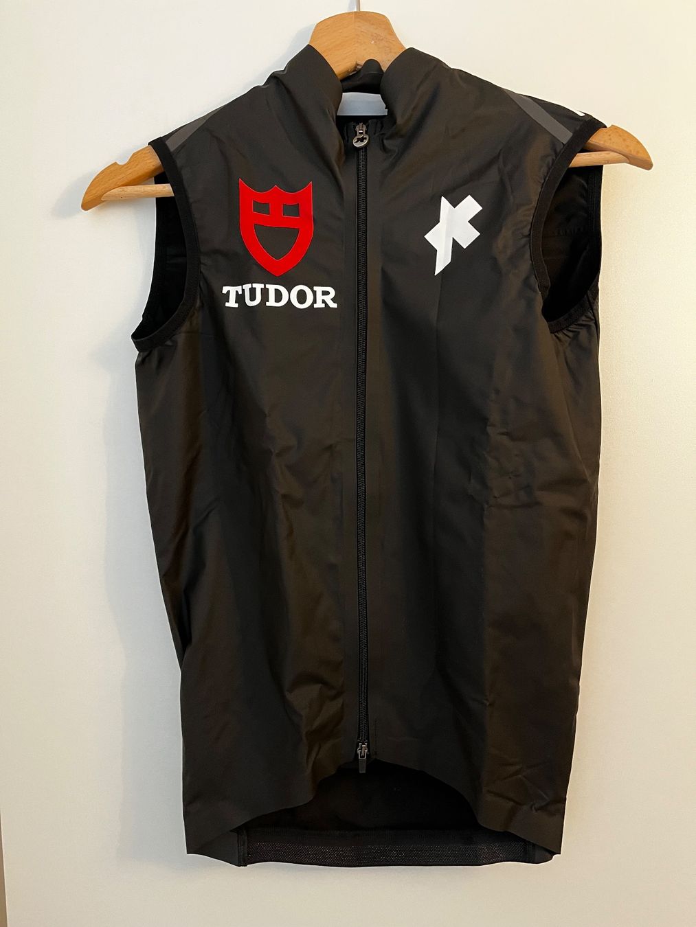 Assos Gilets & Westen: Assos Tudor Rain Vest – Gebraucht aus Emmenbrücke von Rol.T 1