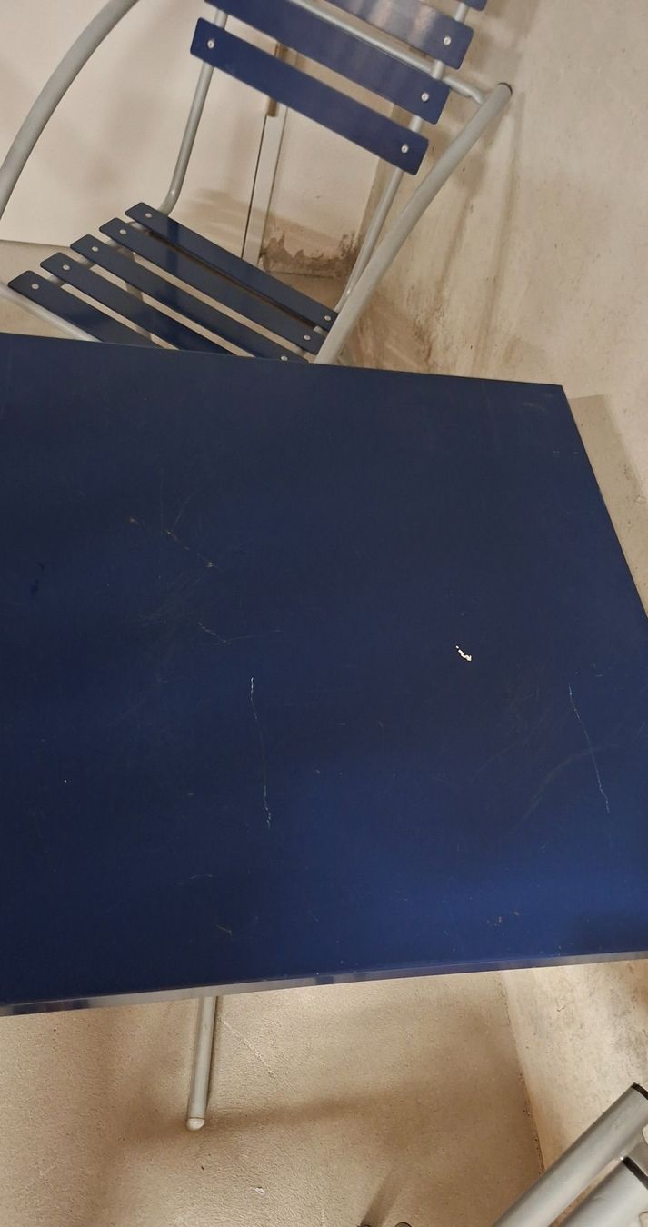 Schaffner Set di tavolo e panche: Schaffner Gartentisch und 4 Stühle in blau – Usato da Basel venduto da Lovintage 7