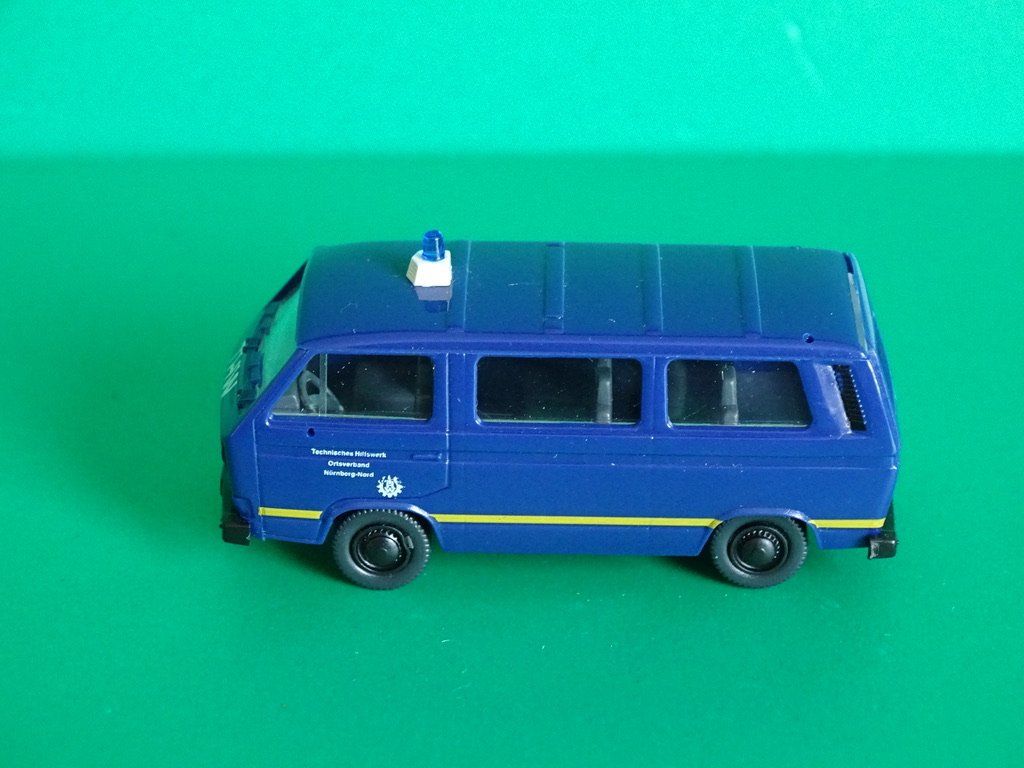 Volkswagen Modellini d'auto: VW Bus "THW" von Roco 1/87 – Usato da Bretzwil venduto da Meex 2