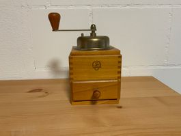 Antike Kaffeemühle aus Holz, ein Muss für jeden Kaffeelie...