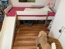 Kinderbett mit Rutschbahn