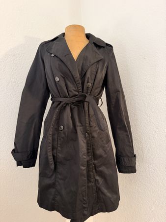 Trench-coat élégant et intemporel, parfait pour l'automne!