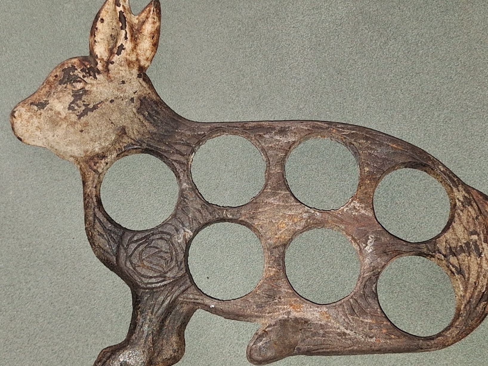 Teglie da forno: RUSTIKALER ANTIKER GUSSEISERNER EIERHALTER – Usato da spreitenbach venduto da lumbalplatte 2