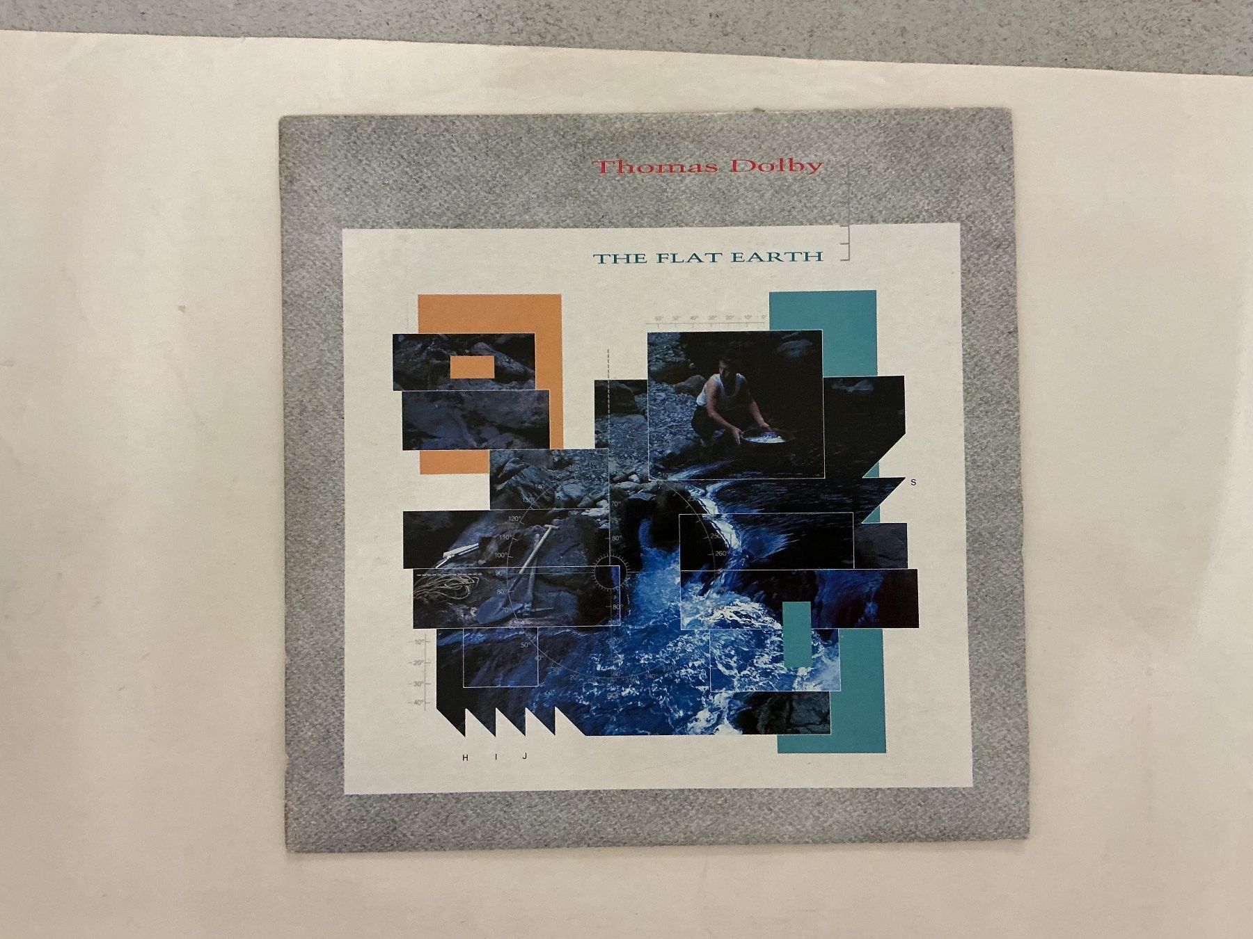 Dischi in vinile: Thomas Dolby LP - The Flat Earth (VG+) – Usato da Winterthur venduto da Tumko-Vinyl