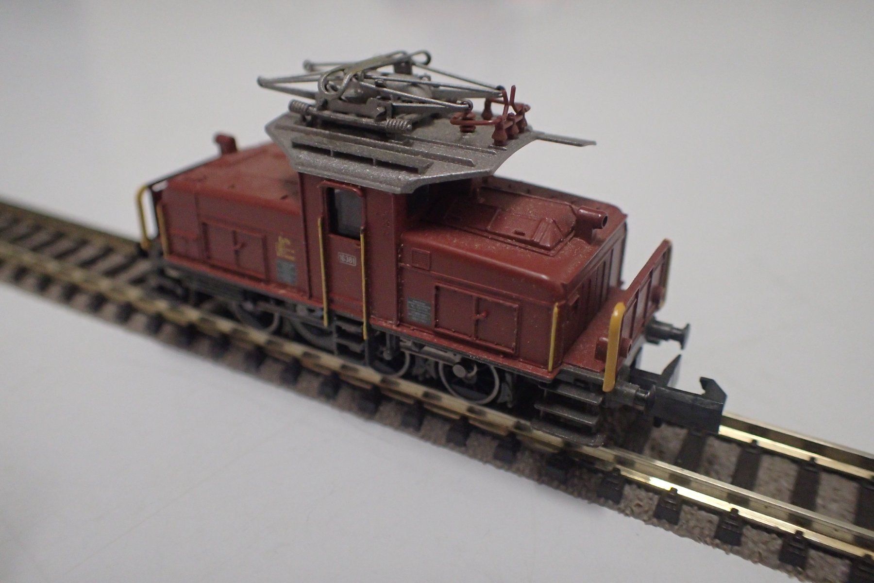 Arnold Modellini di ferrovie: N Arnold - Braune SBB Rangier E-Lok Type Ee 3/3 Nr 16381 – Usato da Lausanne venduto da Biquette6 2