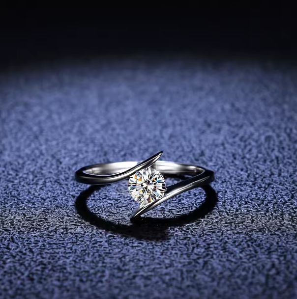 Anelli: Eleganter Ring mit Zirkonia, 925 versilbert, Gr. 7 – Nuovo (secondo la descrizione) da Grenchen venduto da dar_6d52 1