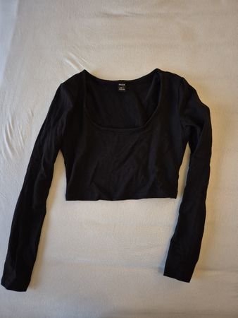 Schwarzes Croptop mit langen Ärmeln