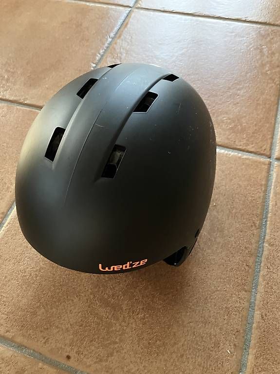 Decathlon Caschi: Casque ski enfant 3-4ans – Usato da St-Légier-Chiésaz venduto da 38y_fz72