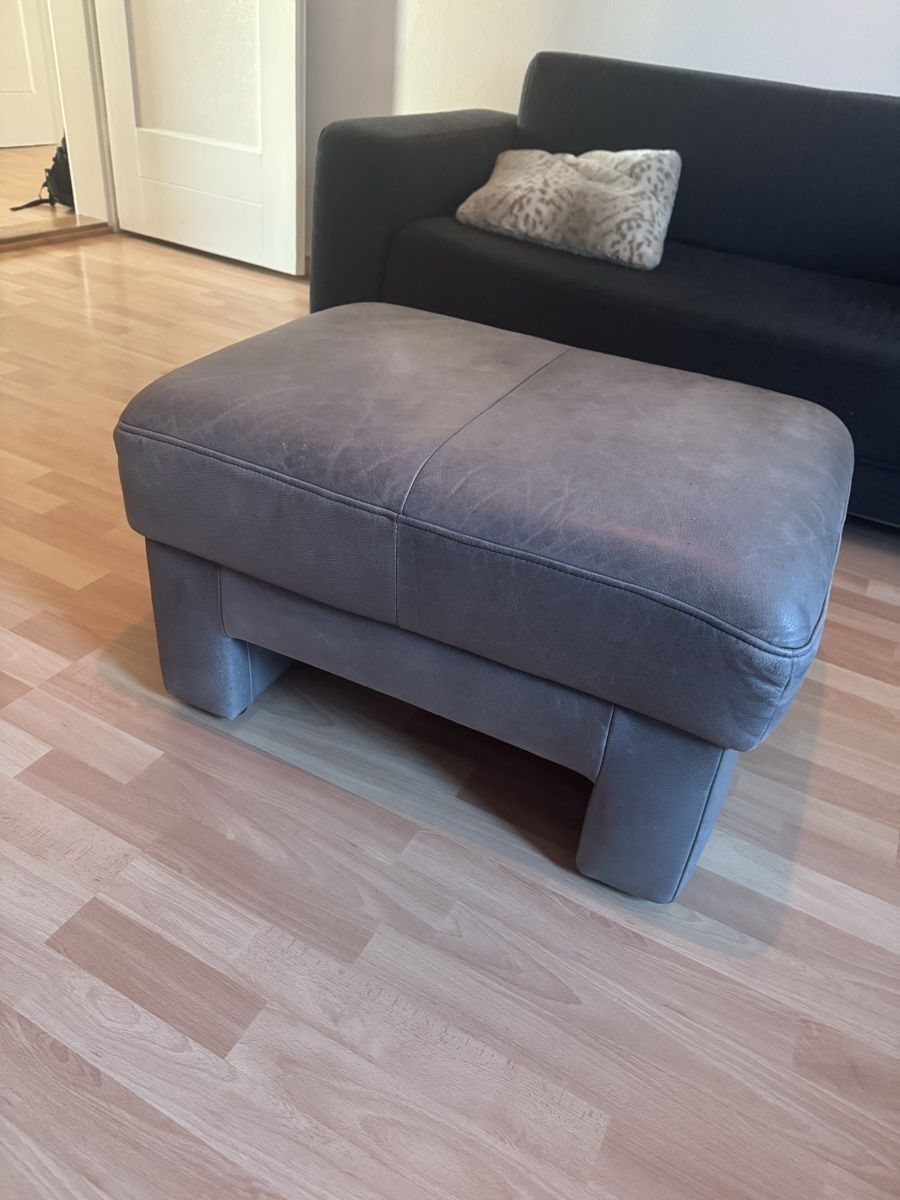 Tabourets: Grosser Hocker aus Leder / Fussablage – D'occasion à Muri b. Bern par cocoelane