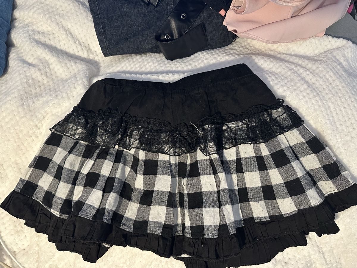 Gonne: Emo Gothic Black & White Checkered Mini Skirt with Lace – Usato da Zofingen venduto da cva_w7vn 1